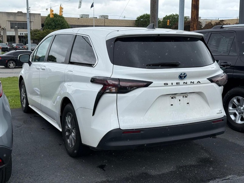 Toyota Sienna Vehicle Image 03