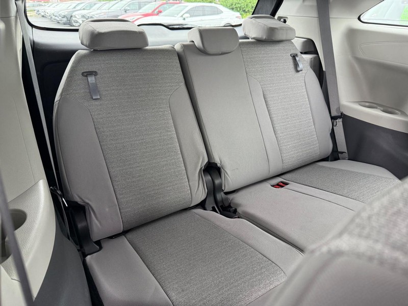 Toyota Sienna Vehicle Image 11