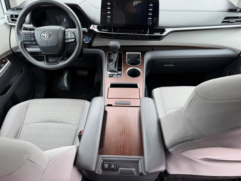 Toyota Sienna Vehicle Image 12