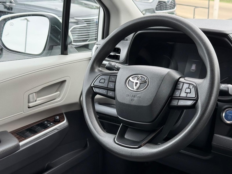 Toyota Sienna Vehicle Image 13