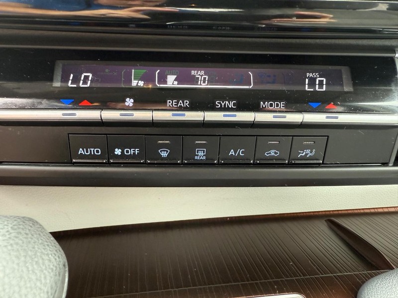 Toyota Sienna Vehicle Image 19