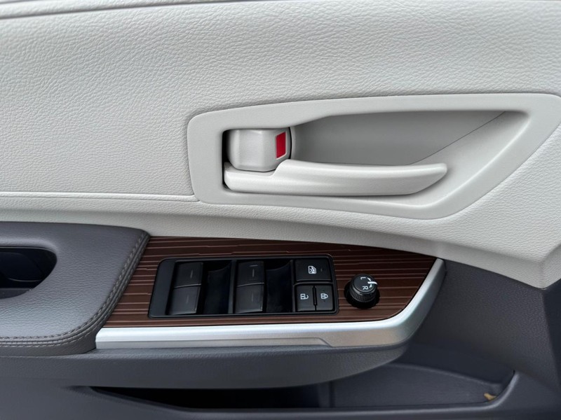 Toyota Sienna Vehicle Image 24