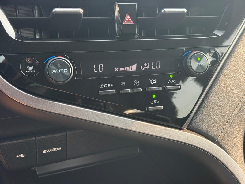 Toyota Camry Vehicle Image 18