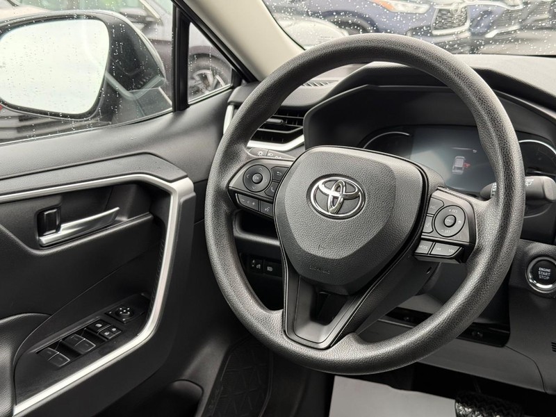 Toyota RAV4 Vehicle Image 11