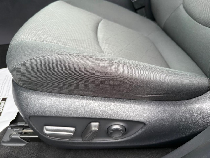Toyota RAV4 Vehicle Image 23
