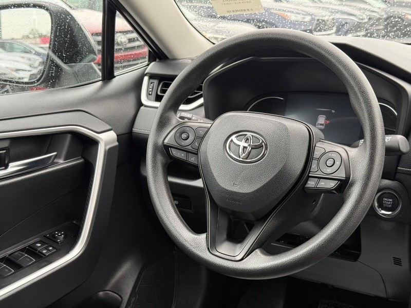 Toyota RAV4 Vehicle Image 12