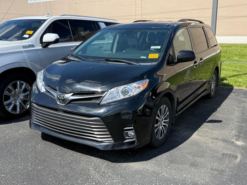 Toyota Sienna Vehicle Image 02