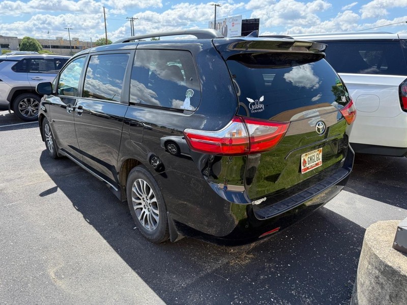 Toyota Sienna Vehicle Image 03