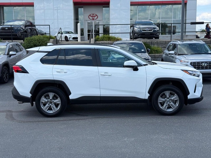 Toyota RAV4 Vehicle Image 02