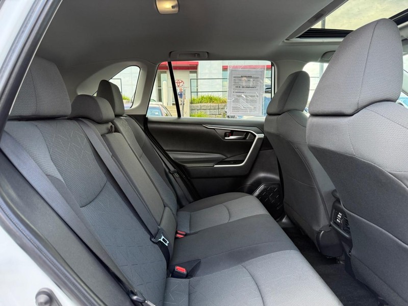 Toyota RAV4 Vehicle Image 11