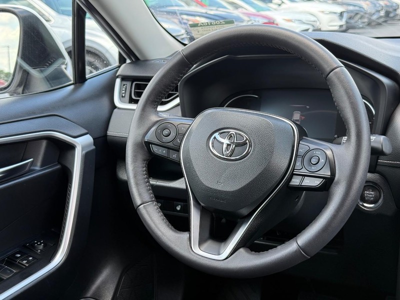 Toyota RAV4 Vehicle Image 14