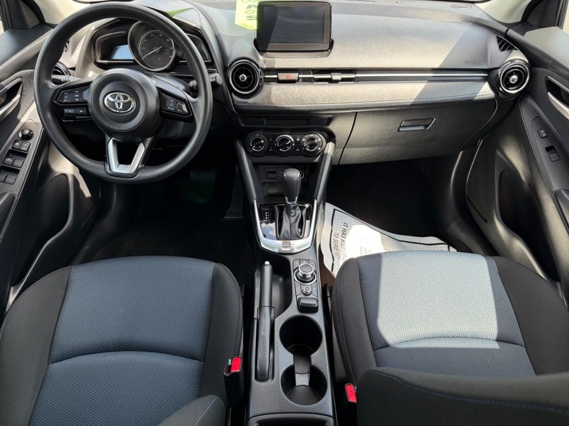 Toyota Yaris Hatchback Vehicle Image 11
