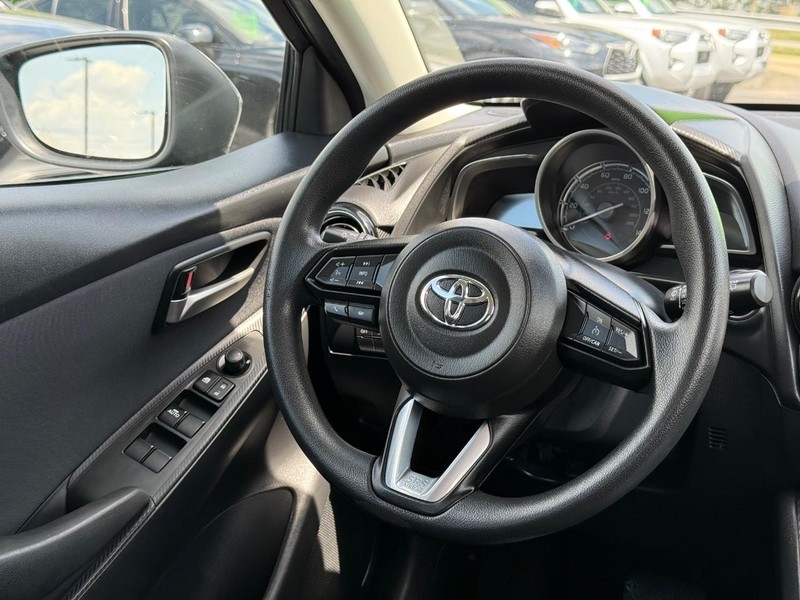 Toyota Yaris Hatchback Vehicle Image 12