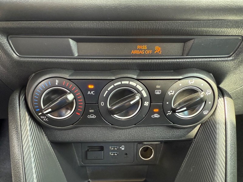 Toyota Yaris Hatchback Vehicle Image 18