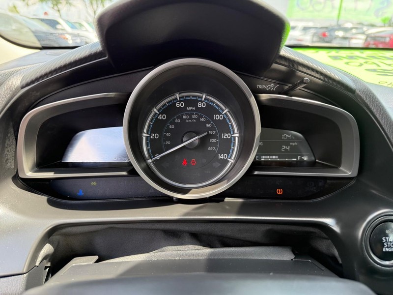 Toyota Yaris Hatchback Vehicle Image 21