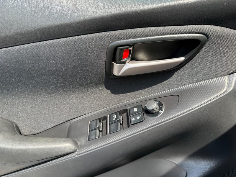 Toyota Yaris Hatchback Vehicle Image 23
