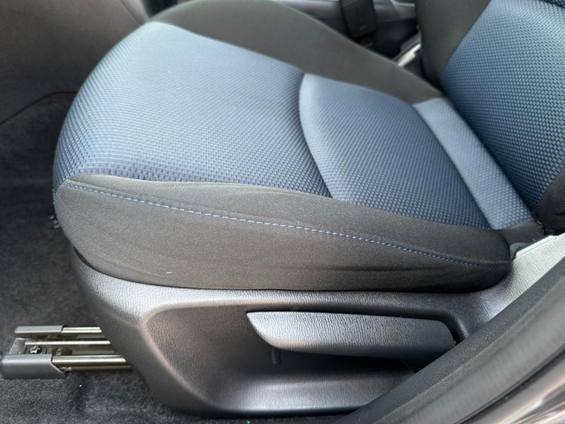 Toyota Yaris Hatchback Vehicle Image 24