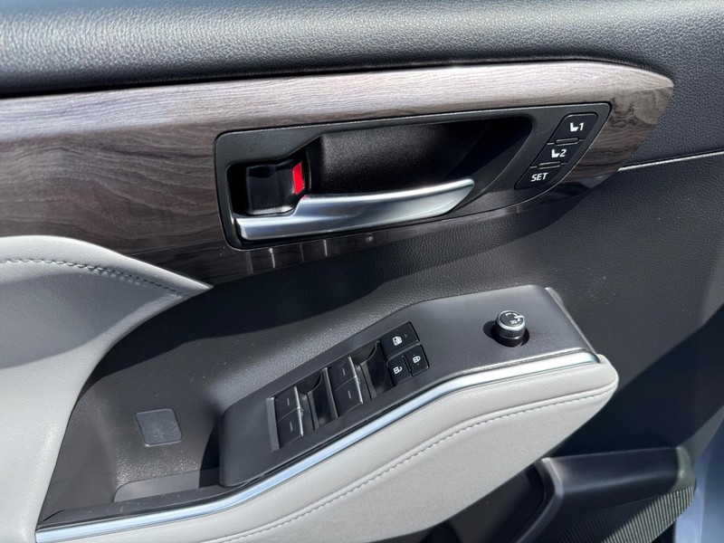 Toyota Highlander Vehicle Image 25
