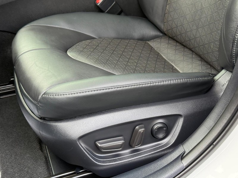 Toyota Camry Vehicle Image 26