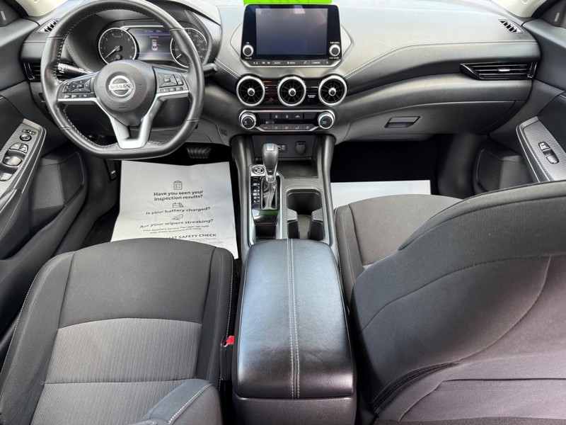 Nissan Sentra Vehicle Image 11