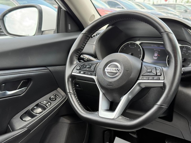 Nissan Sentra Vehicle Image 12