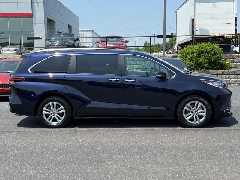 Toyota Sienna Vehicle Image 02