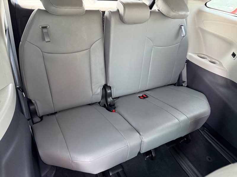 Toyota Sienna Vehicle Image 10