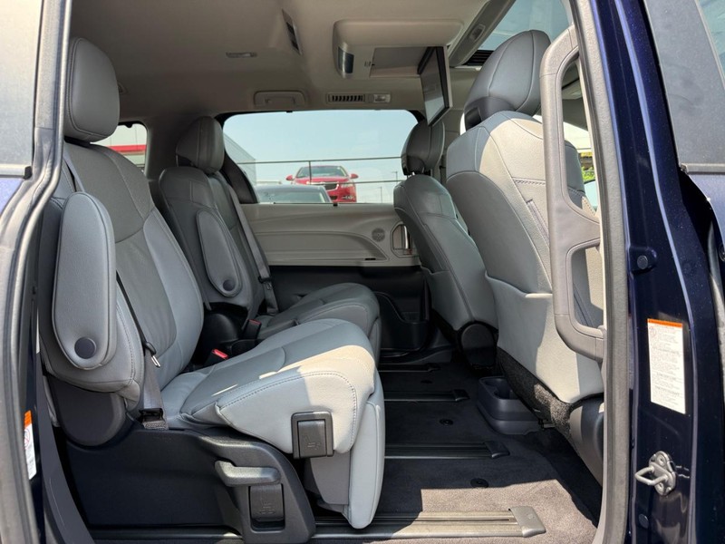 Toyota Sienna Vehicle Image 11