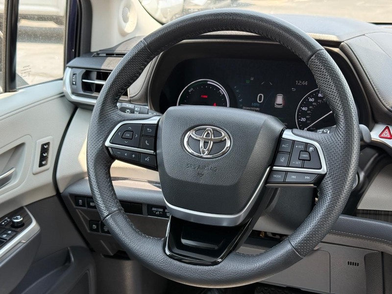 Toyota Sienna Vehicle Image 15