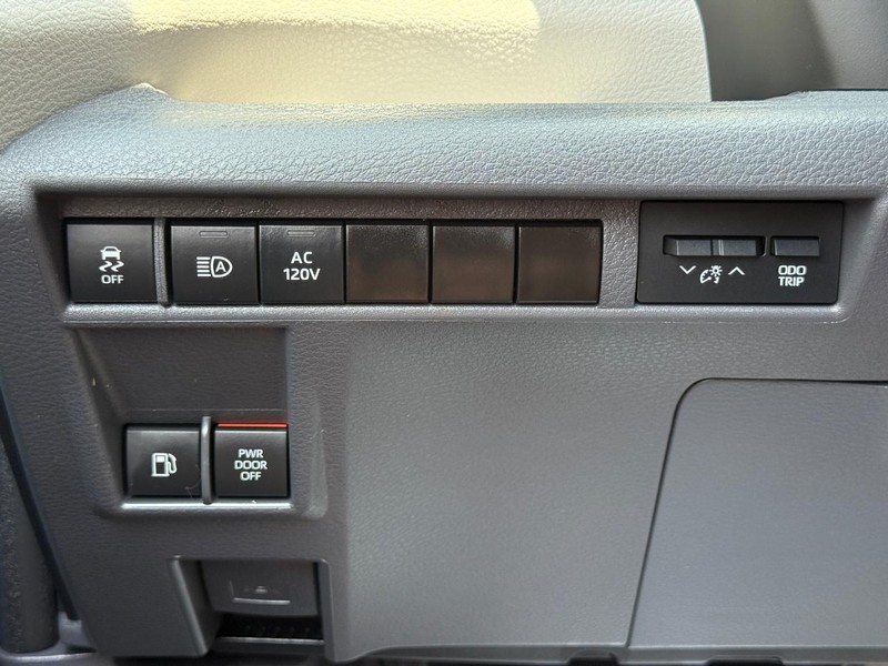 Toyota Sienna Vehicle Image 25