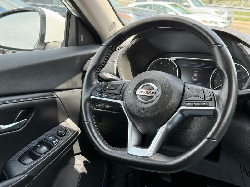 Nissan Sentra Vehicle Image 12