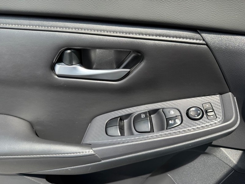 Nissan Sentra Vehicle Image 23