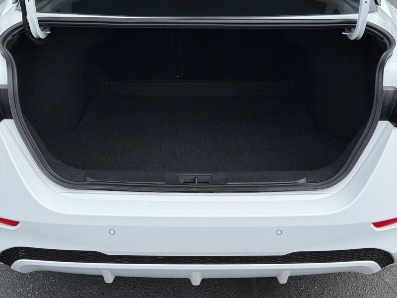 Nissan Sentra Vehicle Image 07