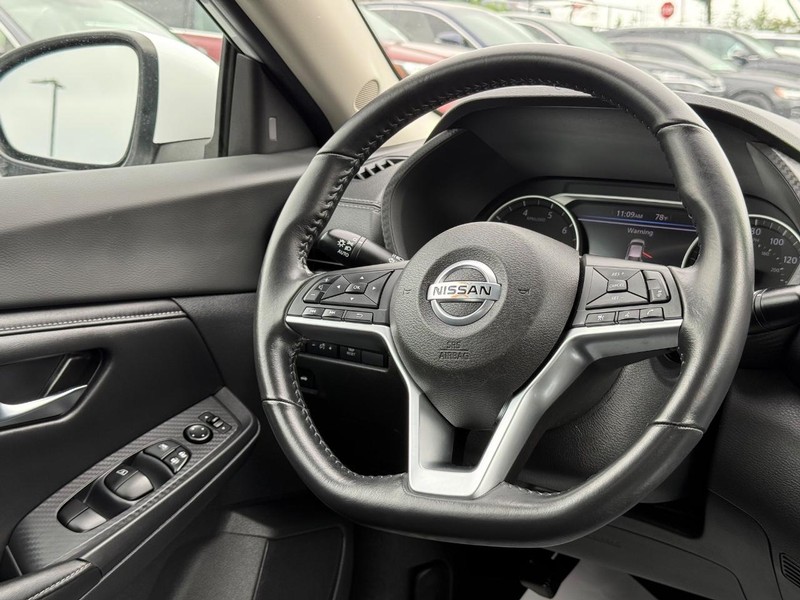 Nissan Sentra Vehicle Image 12