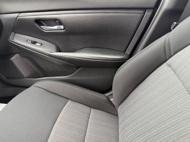 Nissan Sentra Vehicle Image 20