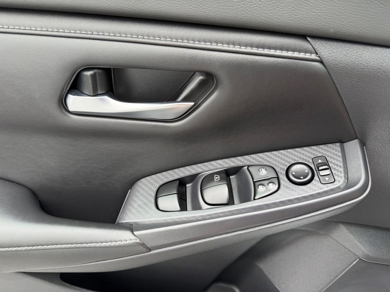 Nissan Sentra Vehicle Image 23
