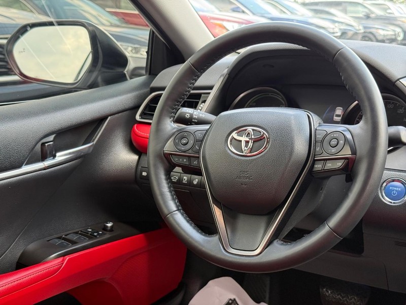 Toyota Camry Hybrid Vehicle Image 12