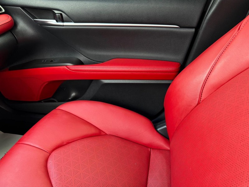 Toyota Camry Hybrid Vehicle Image 21