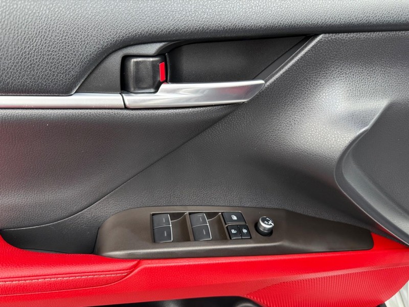 Toyota Camry Hybrid Vehicle Image 24
