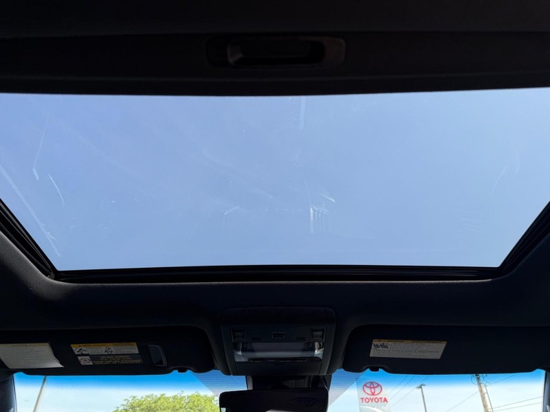 Toyota Land Cruiser Vehicle Image 12