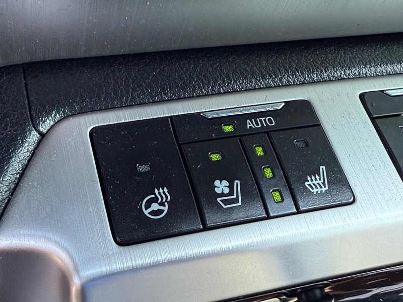 Toyota Land Cruiser Vehicle Image 18