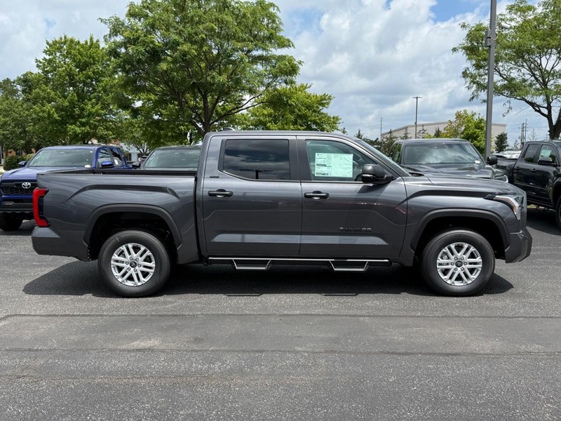 Toyota Tundra 4WD Vehicle Image 02