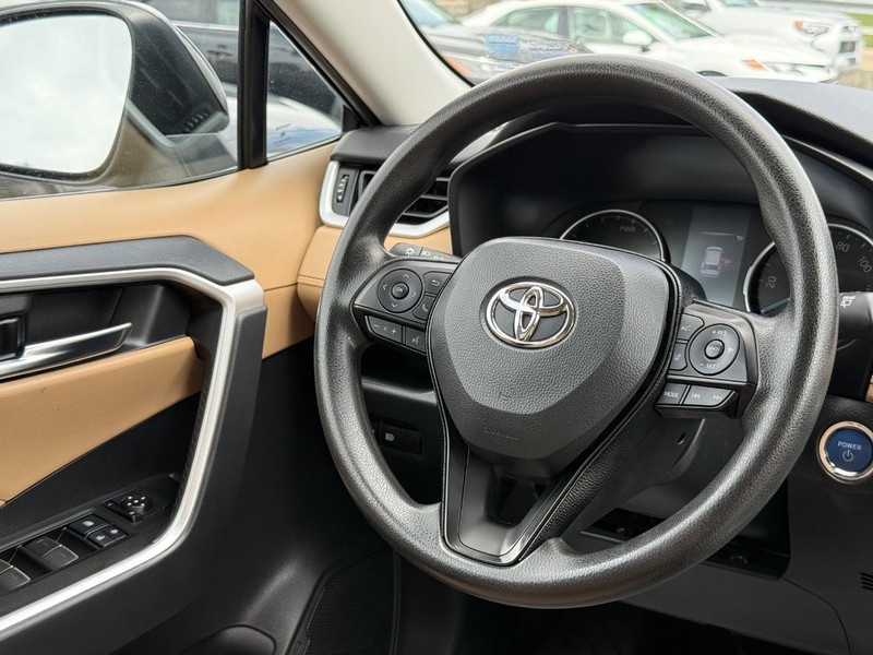 Toyota RAV4 Hybrid Vehicle Image 12