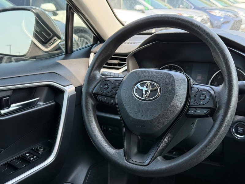 Toyota RAV4 Vehicle Image 12