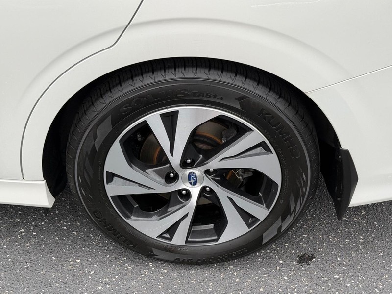 Subaru Legacy Vehicle Image 06