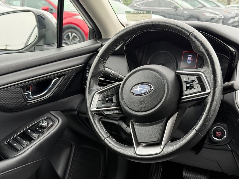 Subaru Legacy Vehicle Image 12