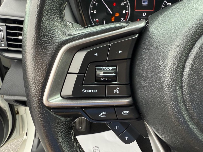 Subaru Legacy Vehicle Image 13