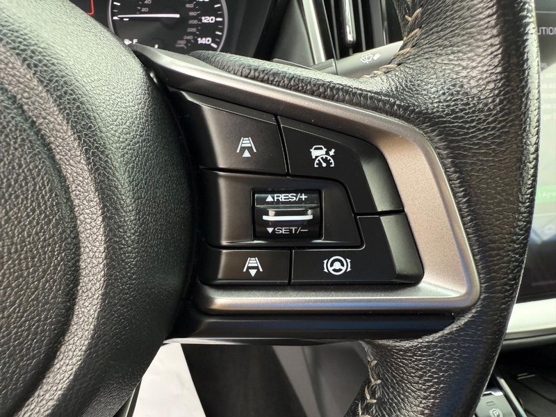 Subaru Legacy Vehicle Image 14
