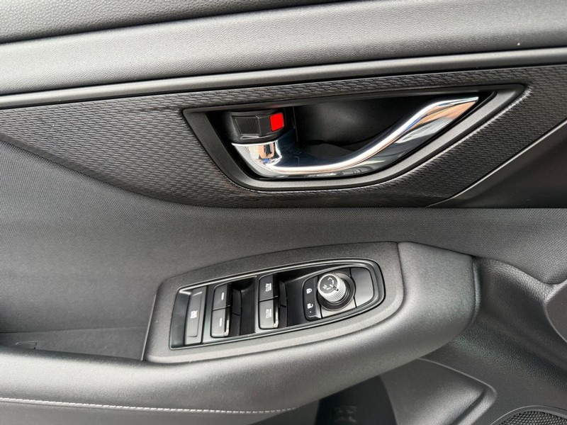 Subaru Legacy Vehicle Image 22
