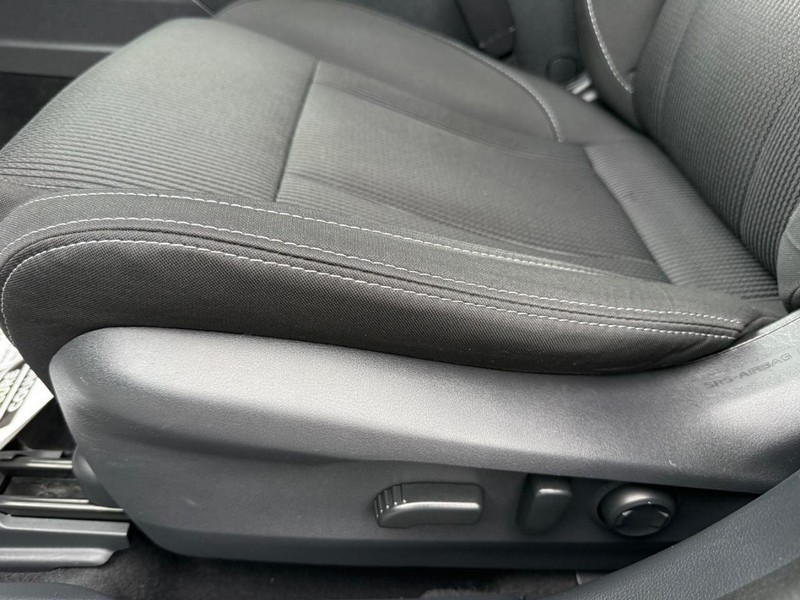 Subaru Legacy Vehicle Image 23